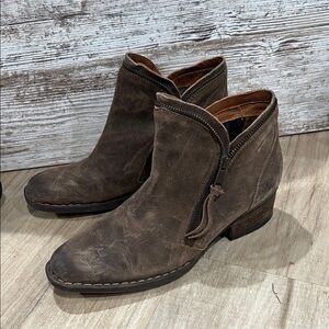 Women’s brown ankle booties Born Montro ll